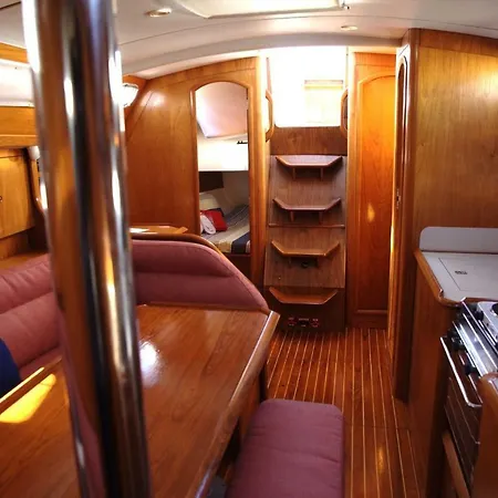 Tekne Yacht With View Of Historic