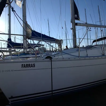 Tekne Yacht With View Of Historic