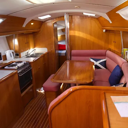 Tekne Yacht With View Of Historic Lisboa