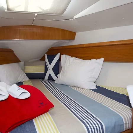 Yacht With View Of Historic Hotel na wodzie *