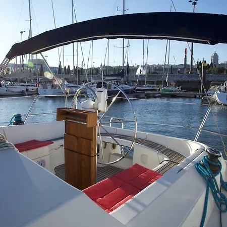 Hotel na wodzie Yacht With View Of Historic