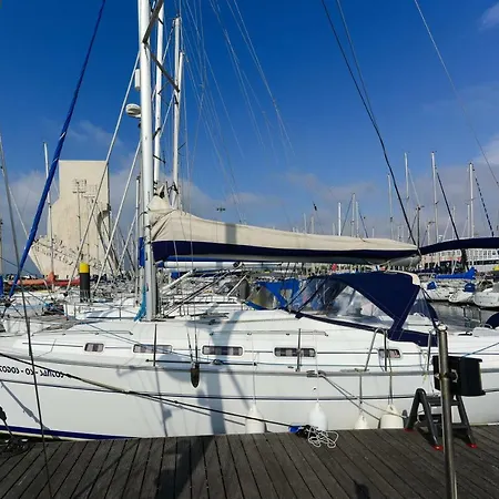 Hotel na wodzie Yacht With View Of Historic